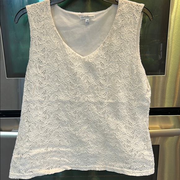 Elegant White Blouse with‎ Sophisticated Design - Picture 1 of 6